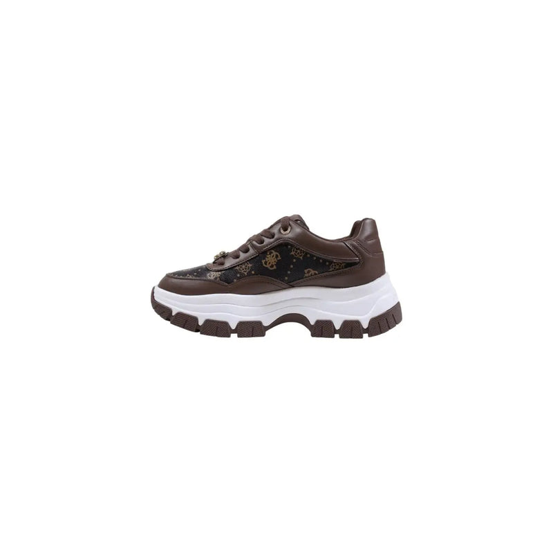 Guess Braune Damen-Sneaker aus Polyurethan mit klobiger weißer Sohle und gemustertem Obermaterial mit goldenen Logos – perfekt für den Herbst.