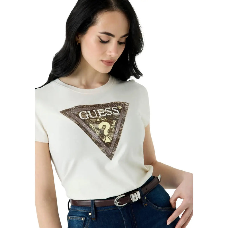 Off-white guess Damen-T-Shirt aus Baumwolle mit paillettenbesetztem dreieckigem Logo und goldener Schrift auf weißem Rundhalsausschnitt