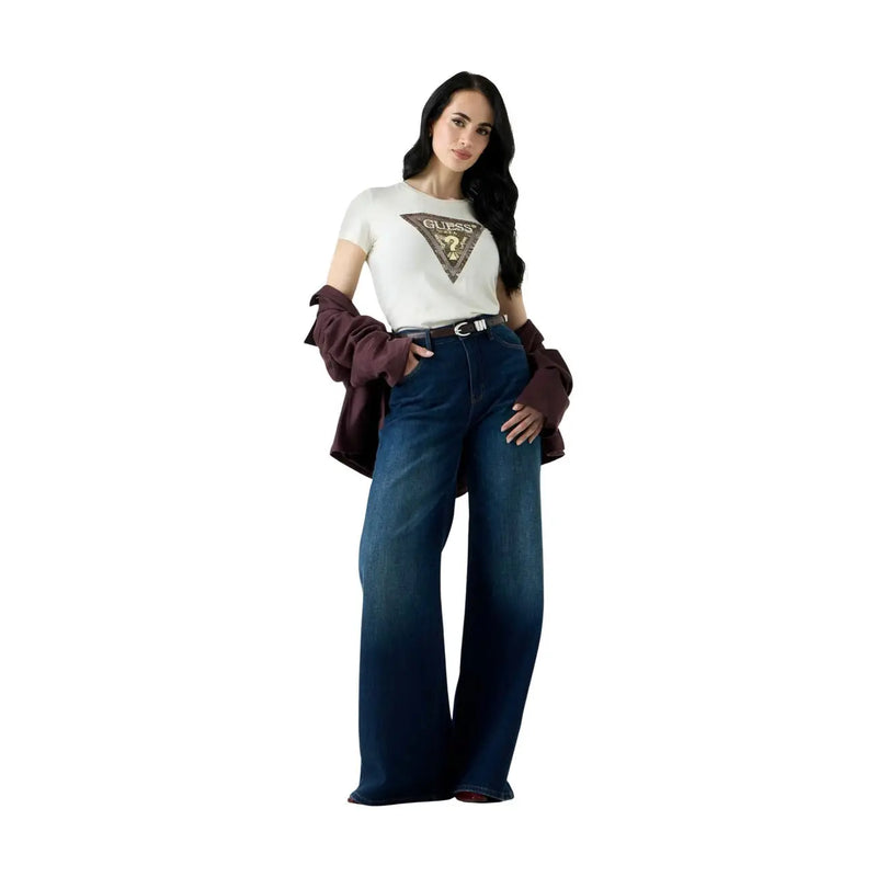 Frau trägt dunkelblaue, weite Jeans mit weißem Guess Damen-Baumwoll-T-Shirt mit Schlangenmuster, Dreiecksausschnitt und Rundhalsausschnitt sowie bordeauxrote Jacke