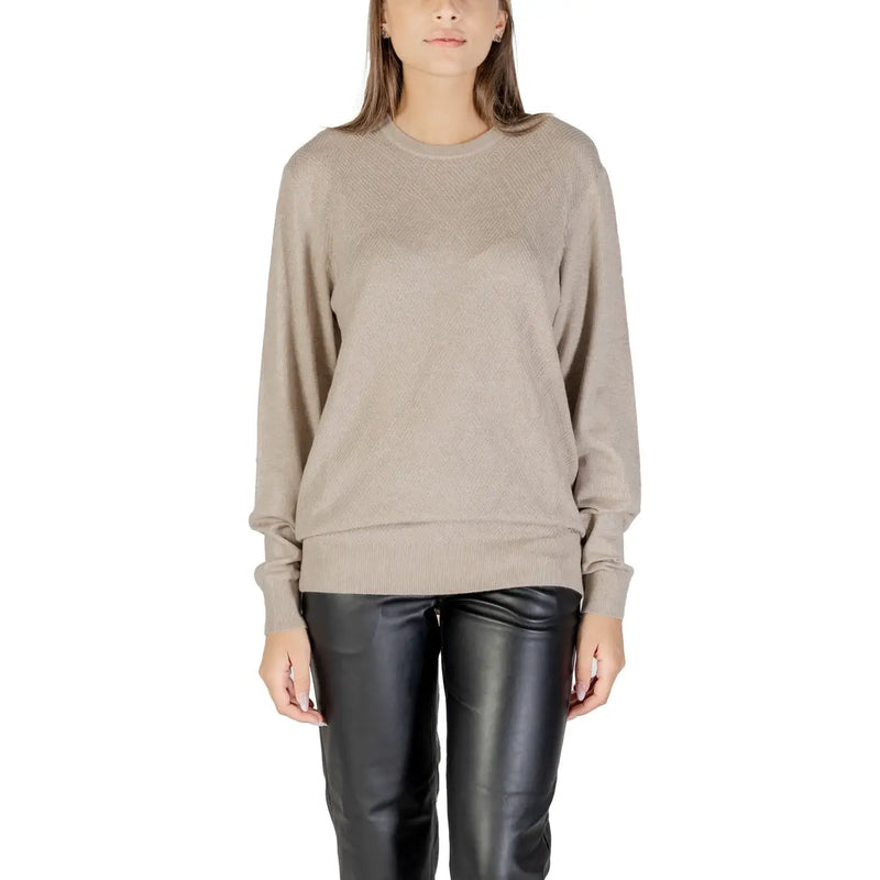 Woman wearing Guess Women Fall Winter beige round neck knit sweater and black leather pants