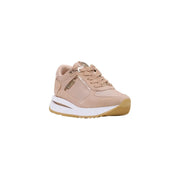 Beiges Wildleder Guess Damen-Plateau-Sneaker mit weiß-brauner Gummisohle und goldfarbenem Logo an der Seite