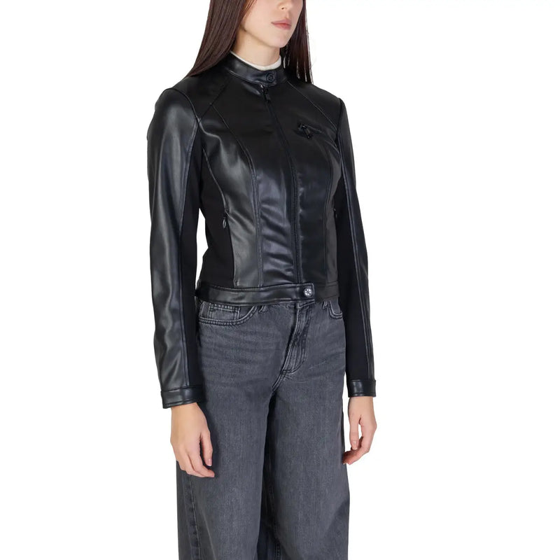 Guess Schwarzer Damenblazer aus Polycarbonat mit hohem Kragen und Reißverschlusstaschen vorne im Biker-Stil aus Kunstleder.