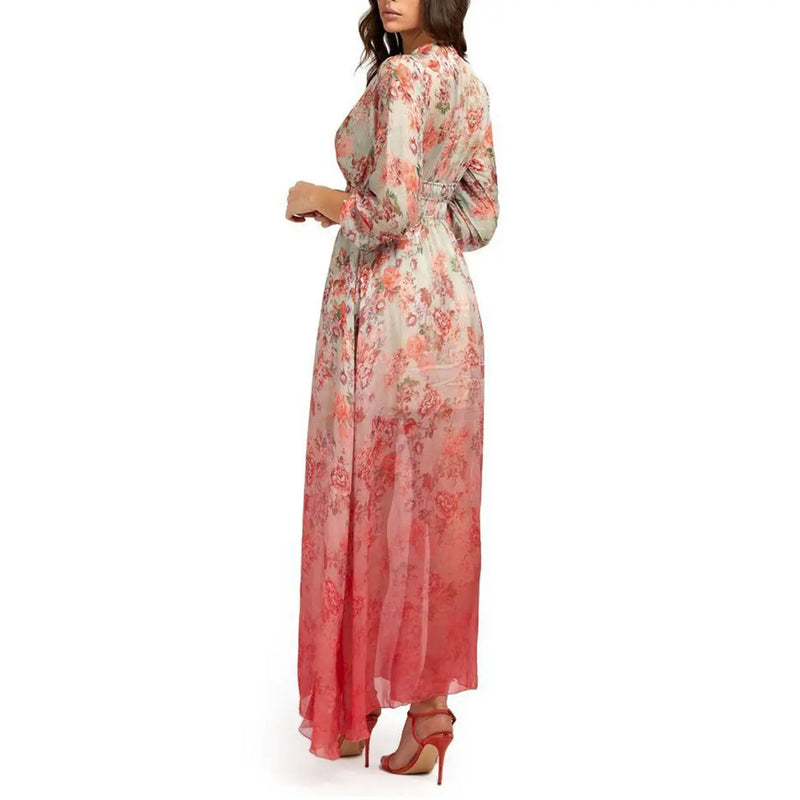 Guess Rotes Damenkleid aus Seidenmischgewebe mit Blumenmuster, V-Ausschnitt und fließendem, langärmeligem Maxikleid in einem Farbverlauf von Rosé zu Koralle.