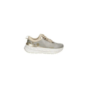 Guess Damen-Sneaker aus silberfarbenem Polyester mit schimmerndem Mesh-Obermaterial, beiger Zunge und Schnürsenkeln sowie metallisch-goldenen Akzenten an Ferse und Zwischensohle.