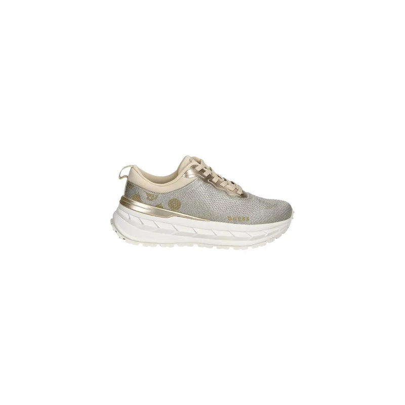 Guess Damen-Sneaker aus silberfarbenem Polyester mit schimmerndem Mesh-Obermaterial, beiger Zunge und Schnürsenkeln sowie metallisch-goldenen Akzenten an Ferse und Zwischensohle.