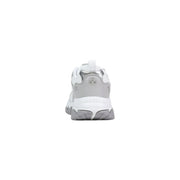 Guess Damen-Sneaker, grau, aus Polyester-Polyurethan, Schnürung, mit weiß-silberner, klobiger Sohle und metallischem Stern-Emblem an der Ferse (Ansicht von hinten)