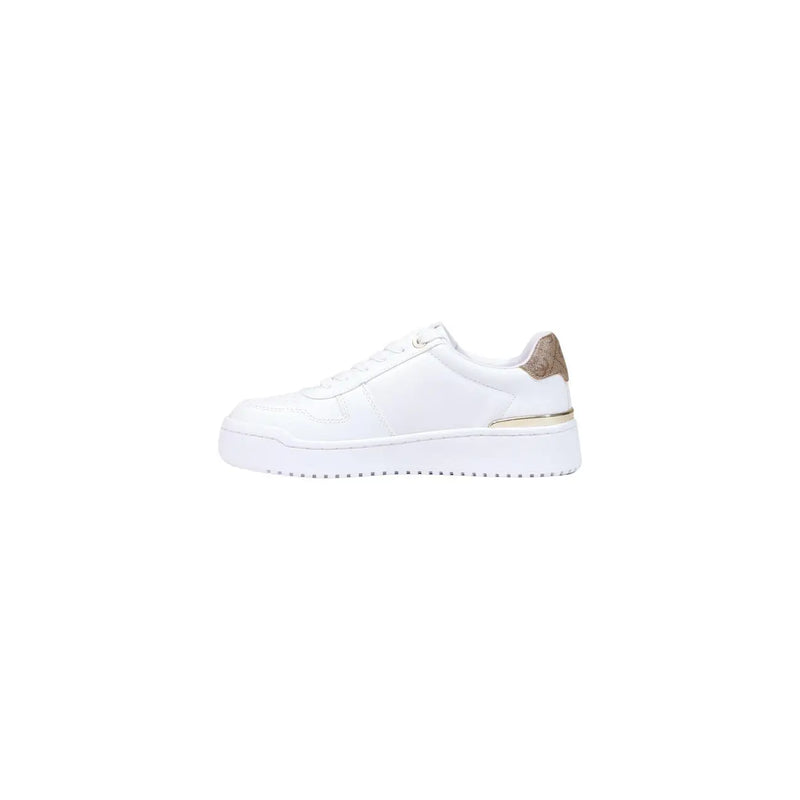 Guess Weißer Damen-Plateau-Sneaker aus Polyurethan mit hellbraun gemusterter Fersenlasche und goldfarbenem Metallic-Akzent an der Zwischensohle.