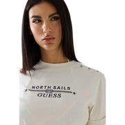 Guess weißes Damen-T-Shirt aus Baumwolle mit schwarzem north sails guess Logo und goldfarbene Knöpfe an den Schultern