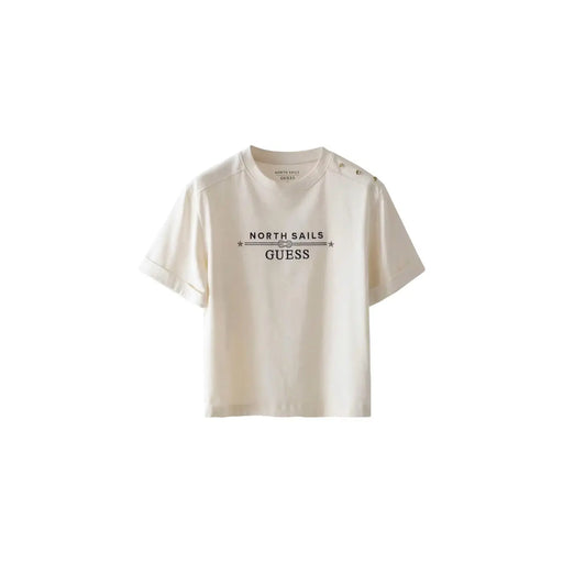 cremefarben Guess Damen-T-Shirt aus Baumwolle mit kurzen Ärmeln und schwarzem north sails Logo und Sternverzierungen auf der Brust