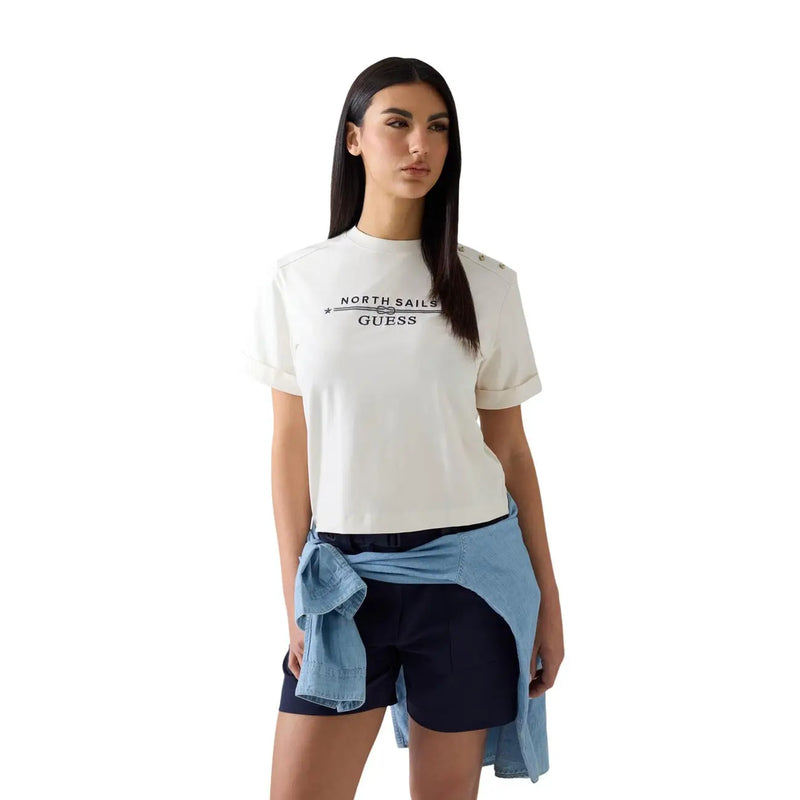 Guess weißes Damen-T-Shirt aus Baumwolle mit kurzen Ärmeln und north sails guess Logo in Schwarz auf der Brust aufgedruckt