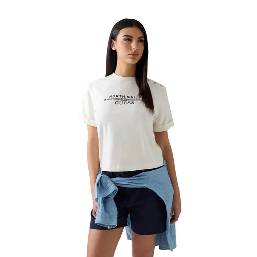 Guess weißes Damen-T-Shirt aus Baumwolle mit kurzen Ärmeln und north sails guess Logo in Schwarz auf der Brust aufgedruckt