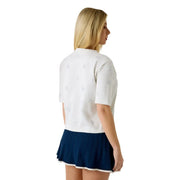 Guess Weißes Damen-T-Shirt aus Baumwolle mit Strasssteinen, dezenter hellgrauer Blattstickerei und marineblauem Faltenrock (Modell Silvy).