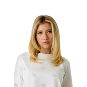 Eine Frau mit langen blonden Haaren, die ein Guess Weißes Damen-T-Shirt aus Baumwolle mit Strasssteinen und Rundhalsausschnitt