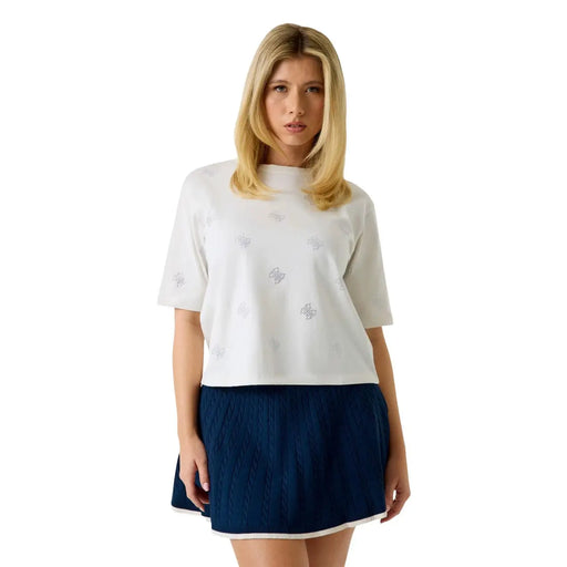 Guess Weißes Damen-T-Shirt aus Baumwolle mit Strasssteinen und dezenter silberner Stickerei, kombiniert mit einem marineblauen Zopfstrickrock