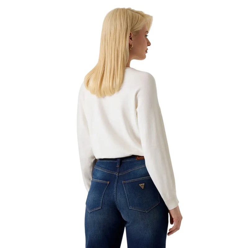 Guess Weißer Damen-Strickpullover im Fledermausärmel-Stil aus Viskosemischung mit langen Ärmeln, getragen mit dunkelblauen Jeans, Vorderansicht