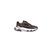 Guess Weiße Damen-Sneaker mit dunkelbraunem, klobigem Design, weißer Zwischensohle und metallisch-goldenen Fersenakzenten.