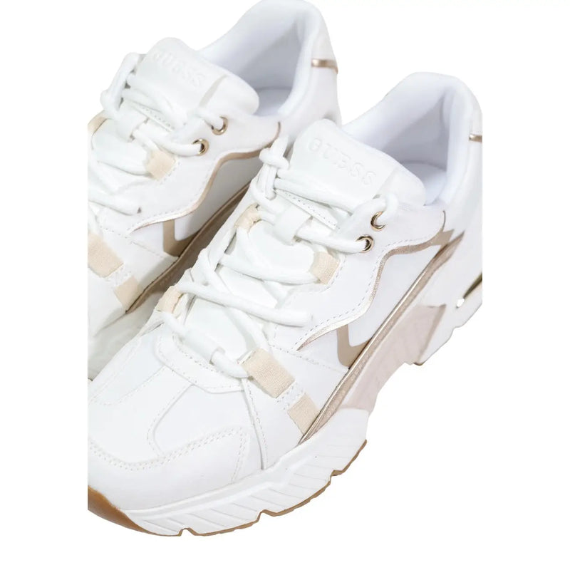Guess Weiße Damen-Sneaker aus Polyurethan-Mischgewebe mit Schnürung und beigen sowie metallisch-goldenen Akzenten an Seiten, Schnürsenkeln und Ferse