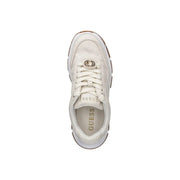 Guess Weiße Damen-Sneaker mit strukturiertem Polyurethan-Obermaterial, metallischen Logo-Akzenten und kontrastierender brauner Gummisohle