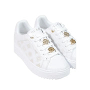 Guess Weiße Damen-Sneaker aus Polyurethan zum Hineinschlüpfen mit goldfarbenen, verzierten Schnürösen und dezentem Logomuster an der Seite.