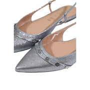 Guess Graue Damen-Slipper mit silberglitzerndem Leder, verziert mit runden Ziernieten und einem Fersenriemen.