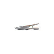 Guess Grauer, silberfarbener Metallic-Leder-Slingback-Ballerina für Damen mit spitzer Zehenpartie und dezenten Verzierungen