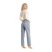 Hellblaue, hochgeschnittene Jeans mit geradem Bein und klassischen Gesäßtaschen, kombiniert mit guess weißer Damenpullover aus Viskosemischung mit V-Ausschnitt