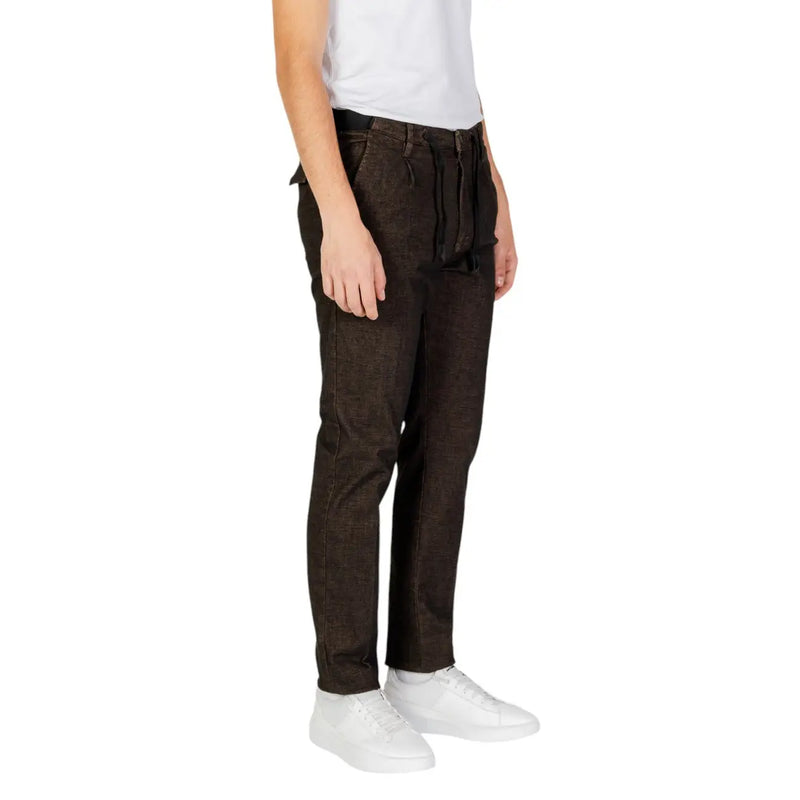 Hamaki-ho Herrenhose, dunkelbraun, schmal geschnitten, aus Baumwollmischgewebe, Denim mit Kordelzugbund und Reißverschluss