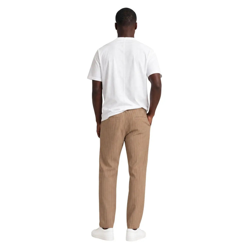 Beige Chino-Hose mit dezenter Streifenstruktur und klassischer, taillierter Passform, kombiniert mit einem weißen Hydra Men Baumwoll-T-Shirt mit Rundhalsausschnitt