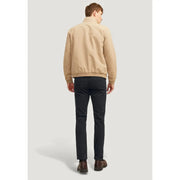 Beige Bomberjacke mit klassischem Kragen und gerippten Bündchen, kombiniert mit einer schwarzen Baumwollhose von Jack & Jones für Herren.
