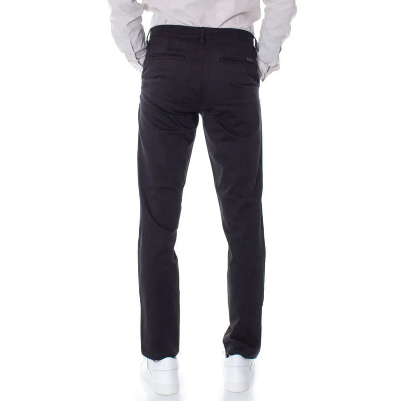 Schwarze, schmal geschnittene Chino-Hose von Jack & Jones für Herren aus Baumwolle mit dezenten Ziernähten in regulärer Passform.