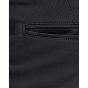 Schwarze Jeans-Tasche mit sauberen Nähten und dezenter Struktur an der Rückseite der schwarzen Herren-Baumwollhose von Jack & Jones in regulärer Passform.