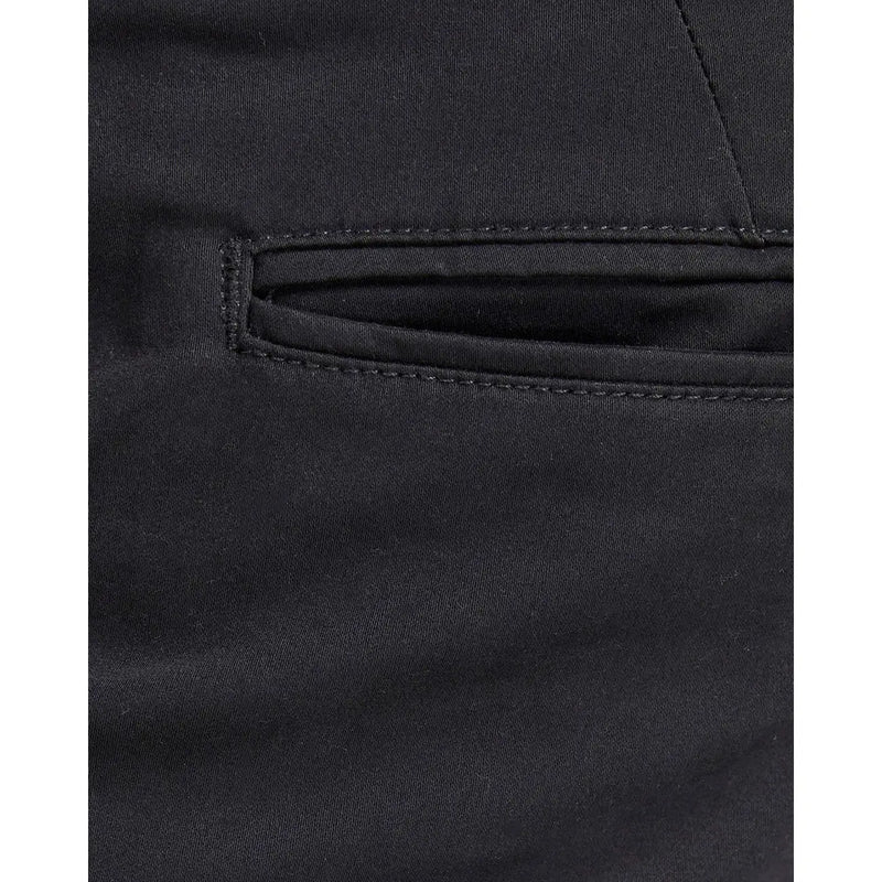 Schwarze Jeans-Tasche mit sauberen Nähten und dezenter Struktur an der Rückseite der schwarzen Herren-Baumwollhose von Jack & Jones in regulärer Passform.