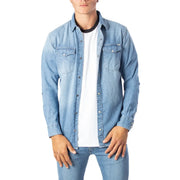 Hellblaues, langärmeliges Jeanshemd mit geknöpften Brusttaschen und Kragen von Jack & Jones Herrenhemd