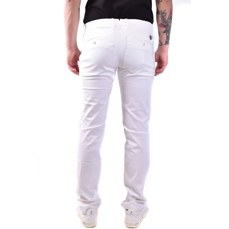 Weiße, schmal geschnittene Herren-Baumwollhose von Jacob Cohen mit strukturiertem Stoff und gesticktem Logo auf der Gesäßtasche, von der Rückseite gesehen