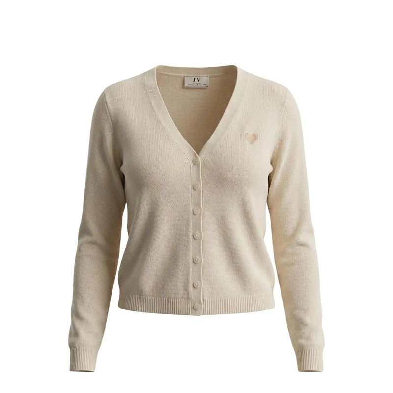 Cremefarbene, lange Strickjacke von Jacqueline de Yong (Modell jlv) mit V-Ausschnitt, Knopfleiste und Herzstickerei.