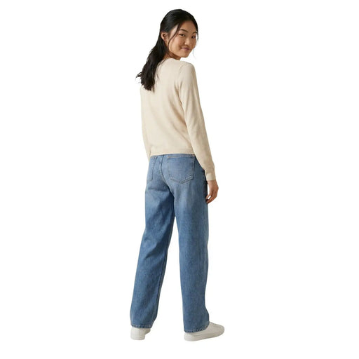 Eine hellblaue Jeans mit lässigem, geradem Bein, kombiniert mit einem beigefarbenen, langknöpfigen Cardigan von Jacqueline de Yong.