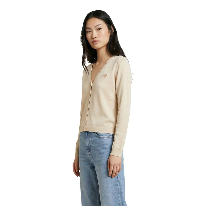 Beigefarbene, lange Strickjacke mit Knöpfen von Jacqueline de Yong mit dezenter Herzstickerei auf der linken Brustseite