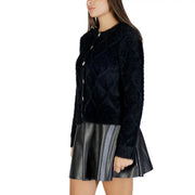 Schwarzer Damen-Cardigan von Jacqueline de Yong mit rautenförmigem Kunstpelzmuster und silbernen Knöpfen aus Nylonmischgewebe.