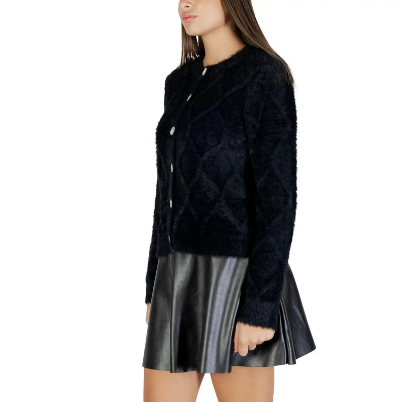 Schwarzer Damen-Cardigan von Jacqueline de Yong mit rautenförmigem Kunstpelzmuster und silbernen Knöpfen aus Nylonmischgewebe.