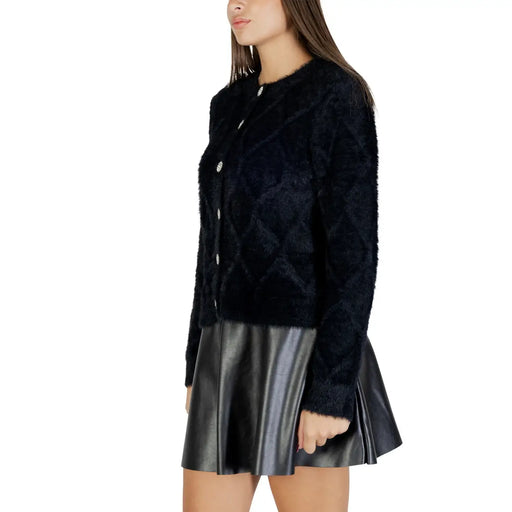 Schwarzer Damen-Cardigan von Jacqueline de Yong mit rautenförmigem Kunstpelzmuster und silbernen Knöpfen aus Nylonmischgewebe.