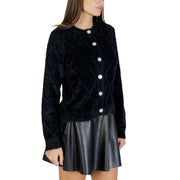 Schwarze Damen-Strickjacke von Jacqueline de Yong aus Nylonmischung mit flauschiger Rautenmuster-Strickstruktur und silberfarbenen Zierknöpfen
