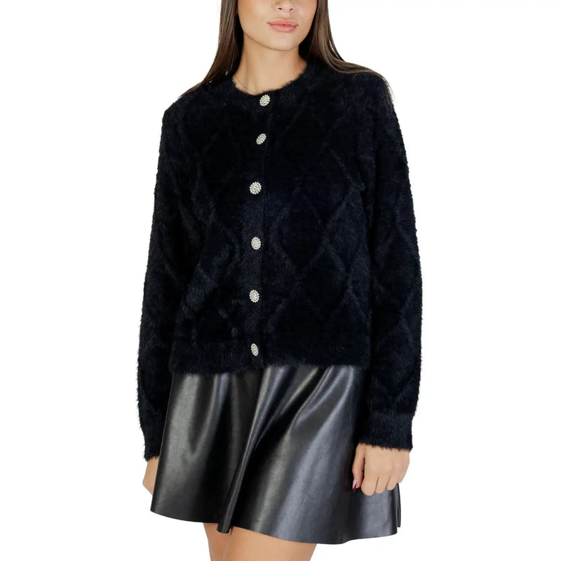 Schwarzer, flauschiger Cardigan von Jacqueline de Yong mit rautenförmigem Strickmuster und funkelnden silbernen Knöpfen aus Nylonmischung