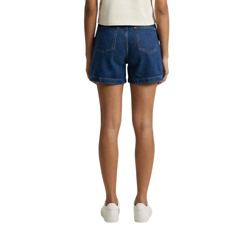Dunkelblaue Baumwoll-Denim-Shorts für Damen von Jacqueline de Yong mit hochgekrempelten Beinabschlüssen und Gesäßtaschen, von hinten gesehen.