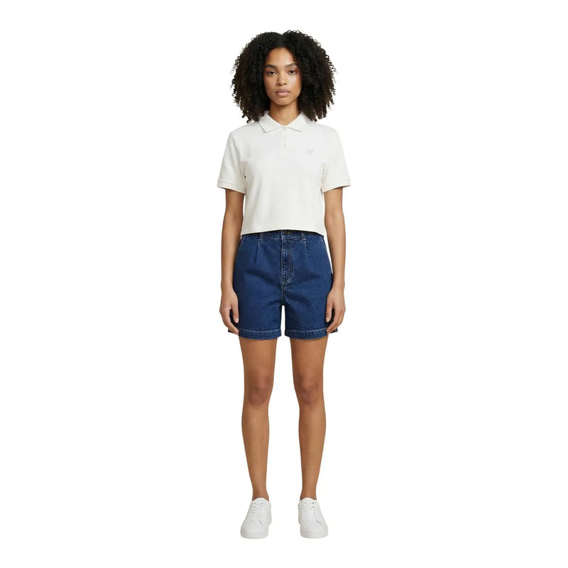 Weißes, kurzärmeliges Baumwoll-Poloshirt mit kleinem, gesticktem Logo, kombiniert mit Jacqueline De Yong blaue Jeans-Baumwollshorts