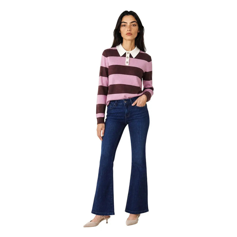 Eine Frau trägt einen braunen, langärmeligen Polo-Pullover von Jacqueline de Yong mit rosa- und bordeauxroten Streifen und weißem Kragen.