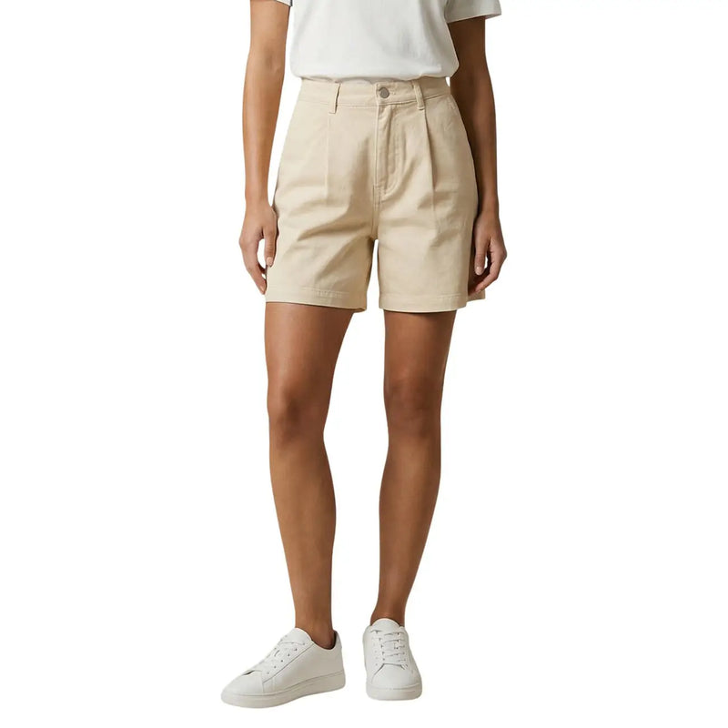 Grüne, plissierte Jeansshorts aus Baumwolle von Jacqueline de Yong für Damen mit beigem Knopfverschluss und Vordertaschen.