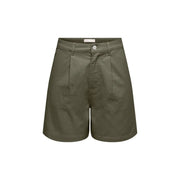 Olivgrüne, plissierte Baumwoll-Denim-Shorts für Damen von Jacqueline de Yong mit Knopfverschluss und Gürtelschlaufen
