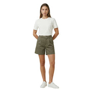Jacqueline de Yong Damen-Shorts aus grünem Baumwoll-Denim mit Faltenmuster in Olivgrün, Vorderansicht