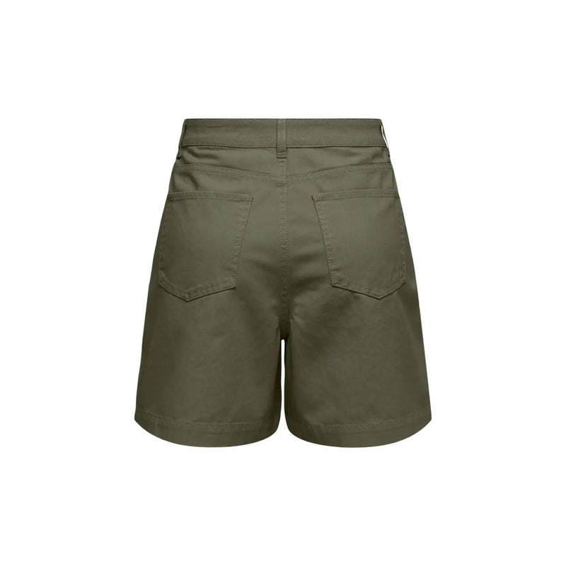 Olivgrüne, plissierte Baumwoll-Denim-Shorts für Damen von Jacqueline De Yong, von hinten gezeigt, mit zwei Taschen und Knopfverschluss