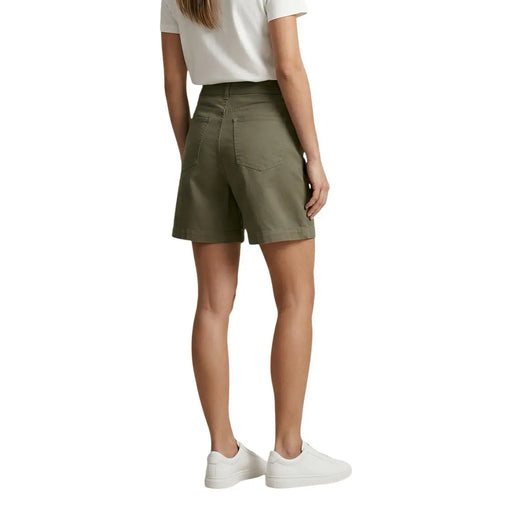 Olivgrüne, plissierte Baumwoll-Denim-Shorts für Damen von Jacqueline De Yong, von hinten gezeigt, mit tailliertem Design